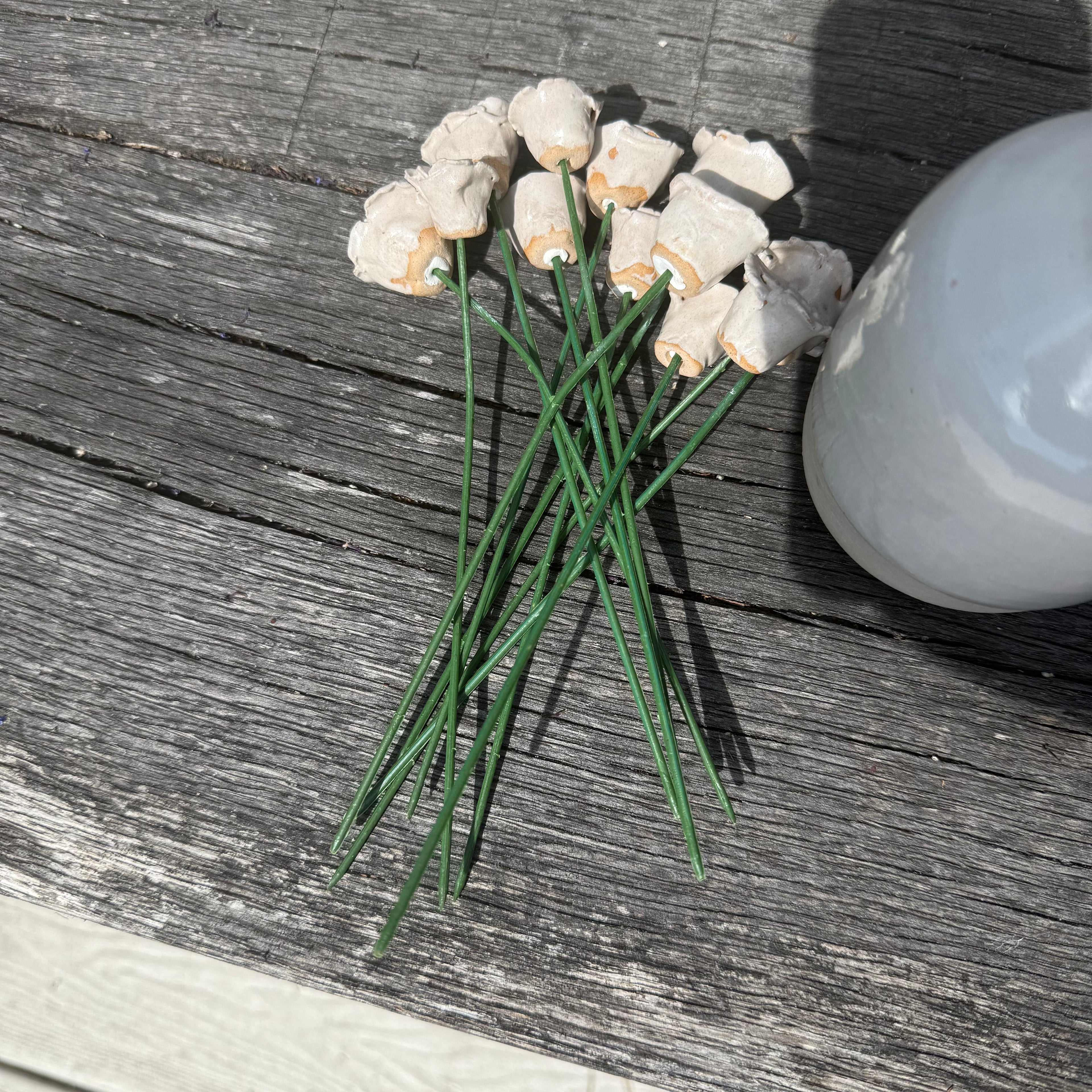 Rosy Posy - 12 white ceramic flowers with vase