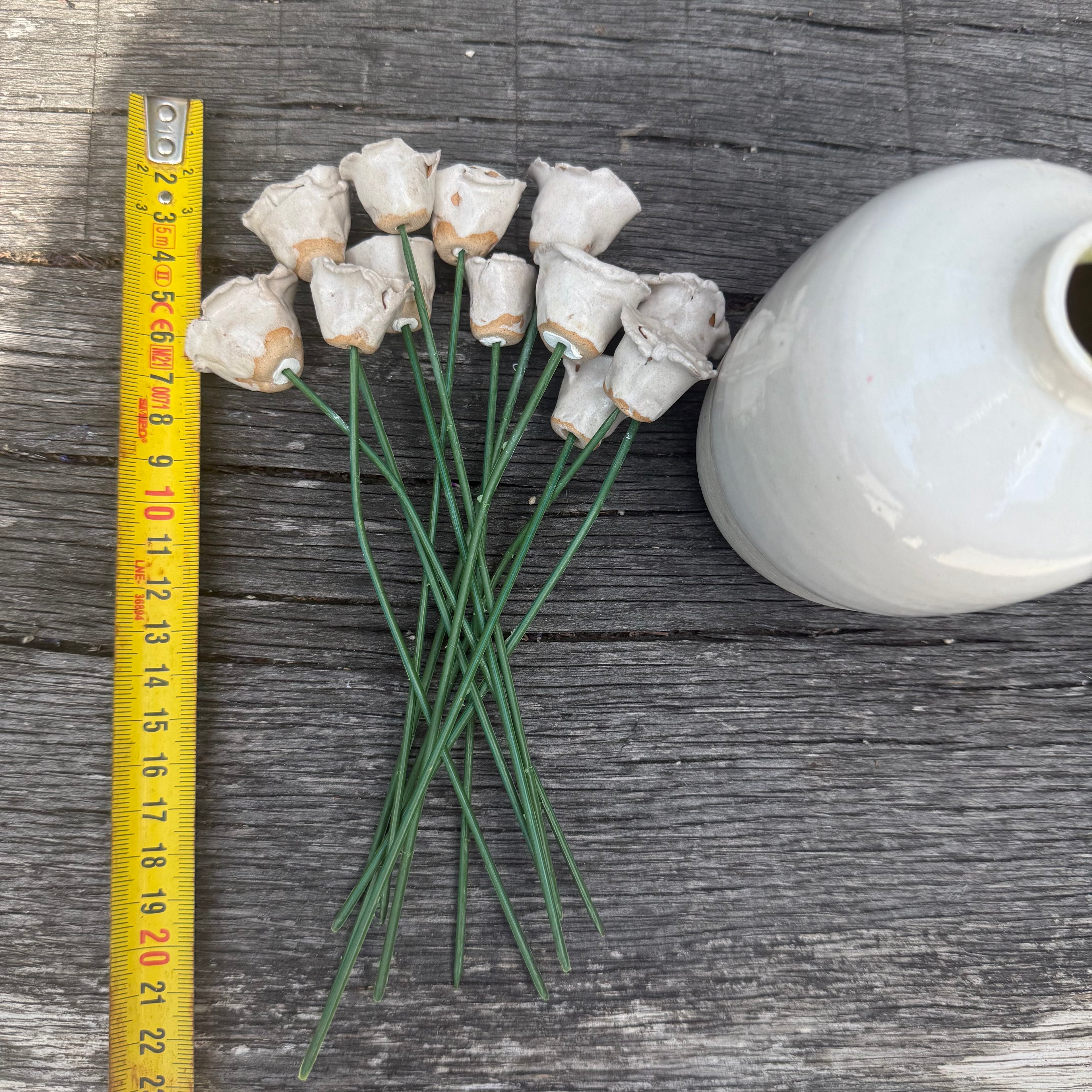 Rosy Posy - 12 white ceramic flowers with vase