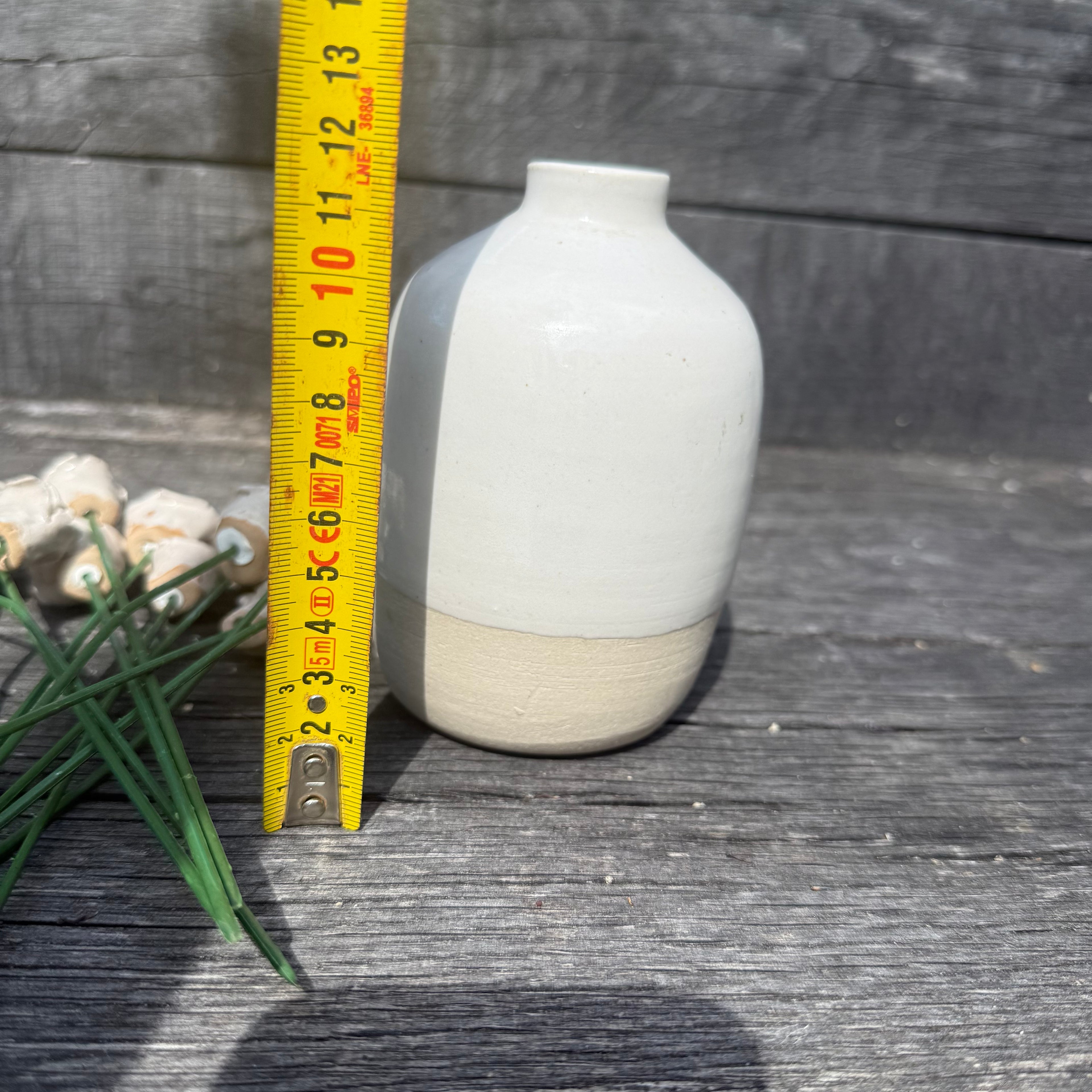Rosy Posy - 12 white ceramic flowers with vase